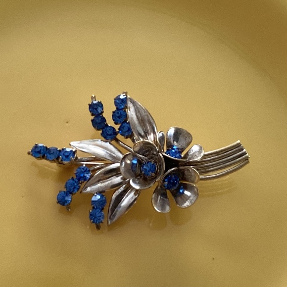 Elegant Silver and Blue Floral Brooch - Picture 3 of 7
